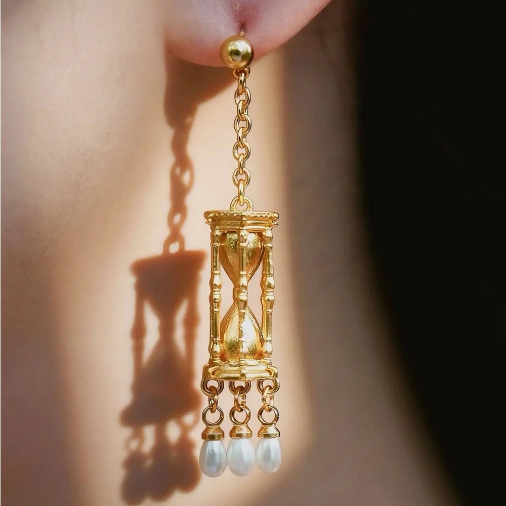Gold Hourglass & Pitcher Mismatched Drop Earrings Pearl Statement Jewelry NEW - Picture 3 of 4